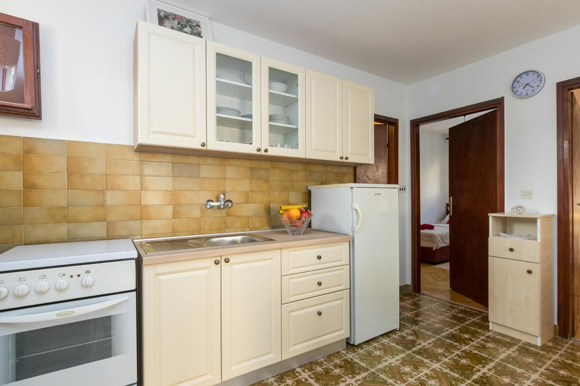 Apartments With A Parking Space Kastel Stafilic, Kastela - 16086 Room photo