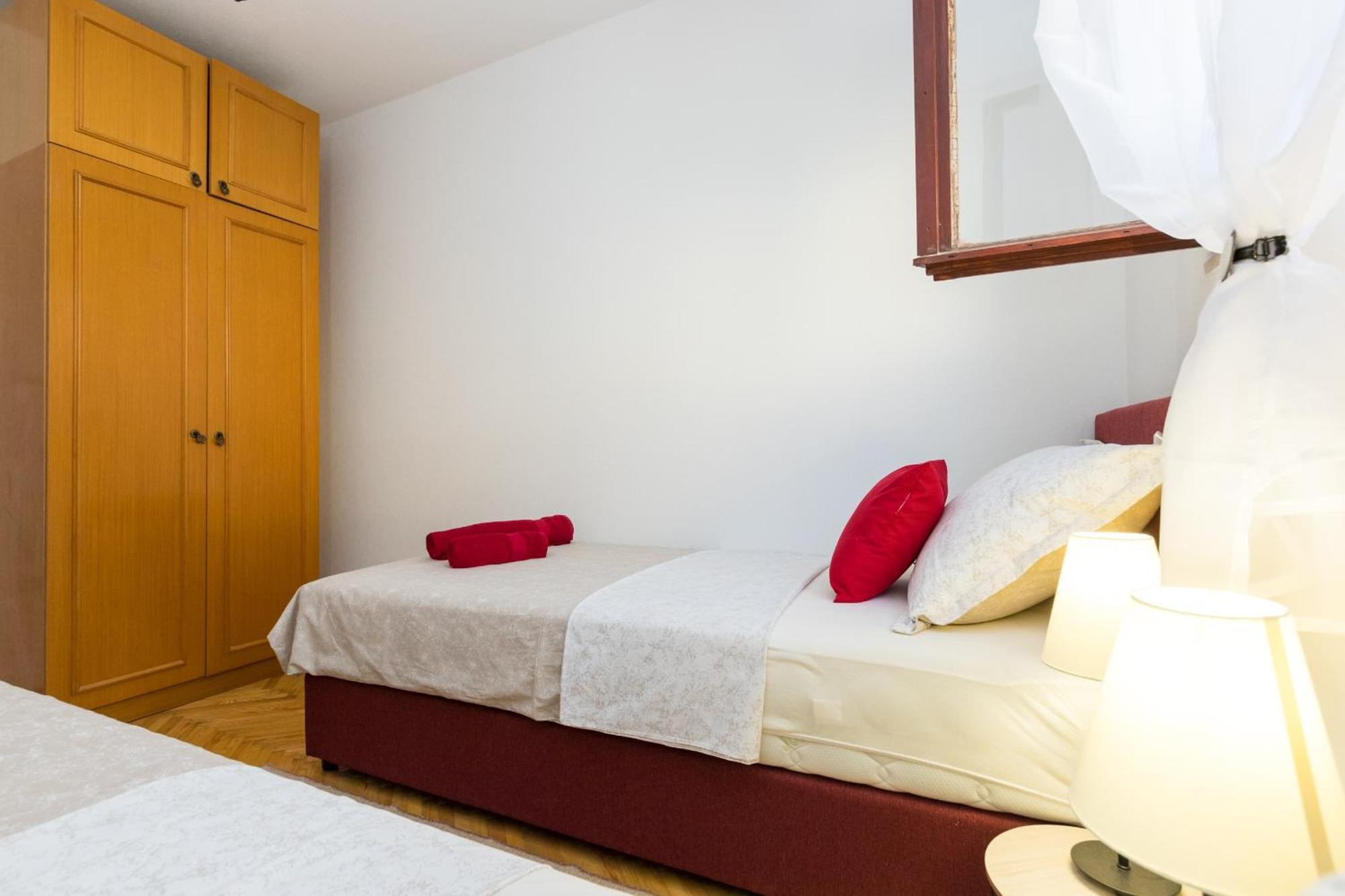 Apartments With A Parking Space Kastel Stafilic, Kastela - 16086 Room photo
